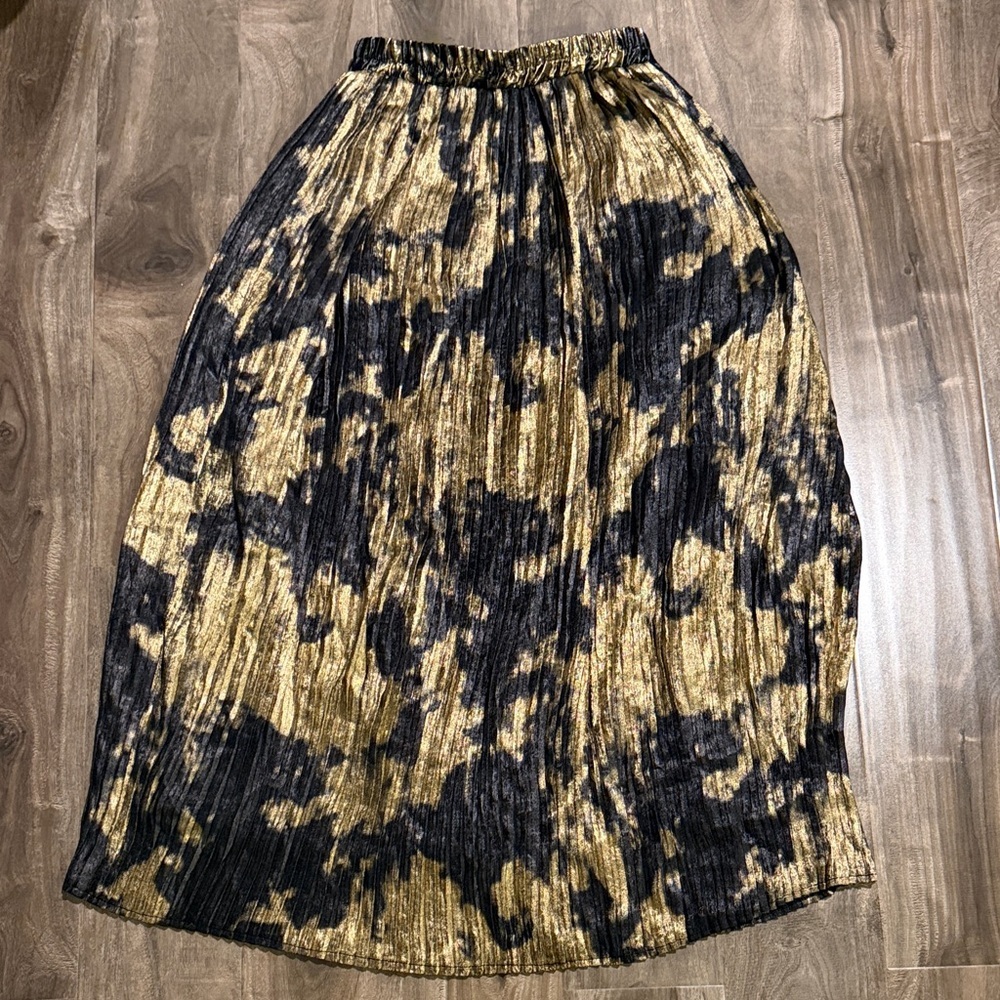 Elegant Gold and Black Pleated Skirt